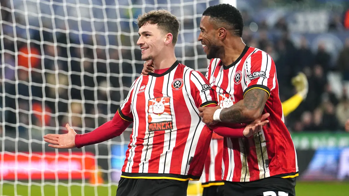 Sheffield United claim top spot with comeback victory over 10-man Swansea