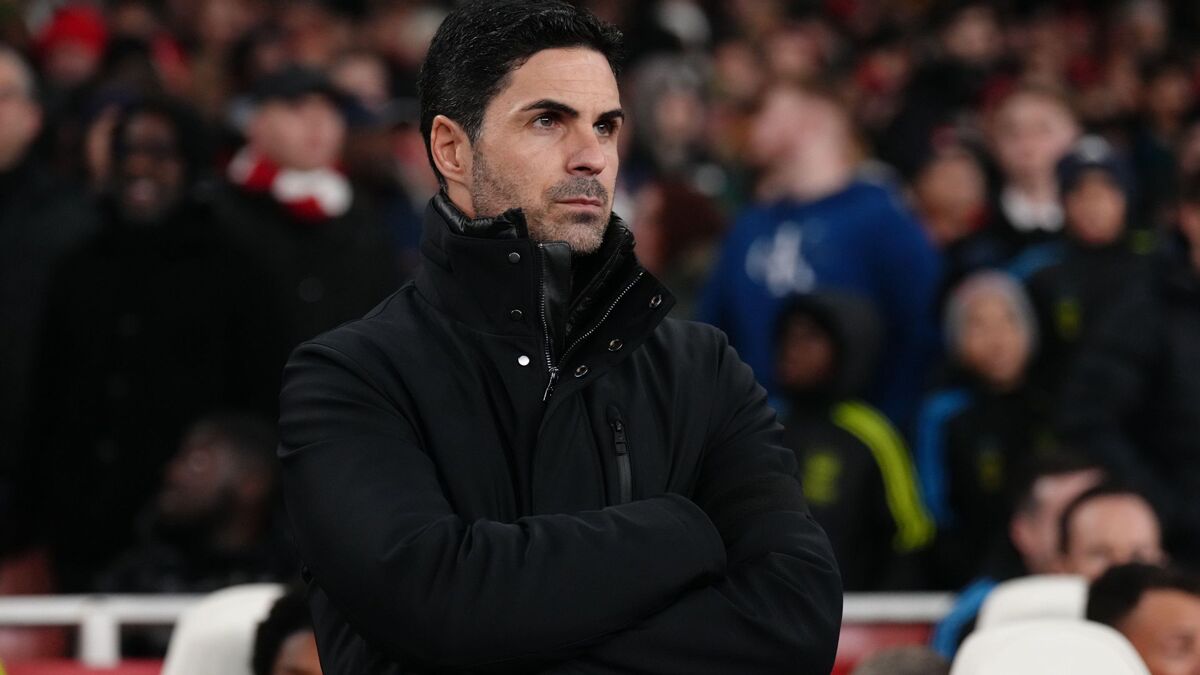 Mikel Arteta's Arsenal team hopes to stay close to the top team, Liverpool.