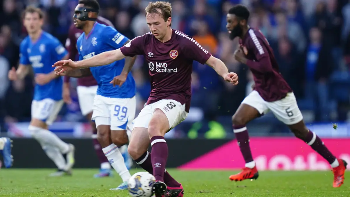 Hearts Come from Behind to Defeat St Mirren with Nieuwenhof Goal